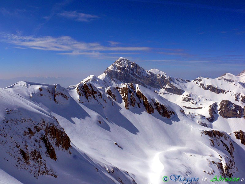 05-P1000428+.jpg - 05-P1000428+.jpg - Le cime della catena montuosa del Gran Sasso d'Italia (2.912 m.) viste dal Monte Portella (2.388 m.).